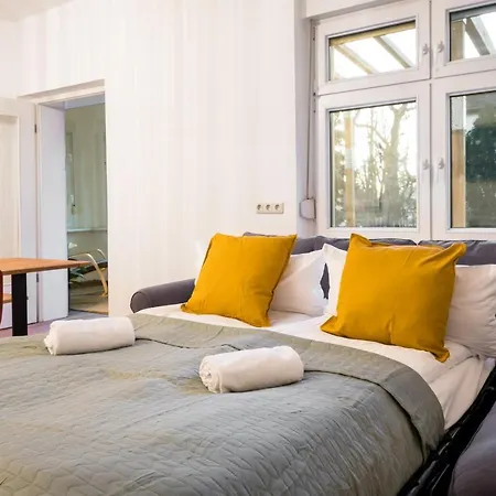 アパート Ruhig Hell Wohnen Im Gruenen In Koepenick Fuesslaeufig Zum Wasser 25min Bis Flughafen