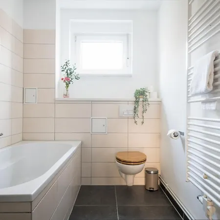 Ruhig Hell Wohnen Im Gruenen In Koepenick Fuesslaeufig Zum Wasser 25min Bis Flughafen Appartement