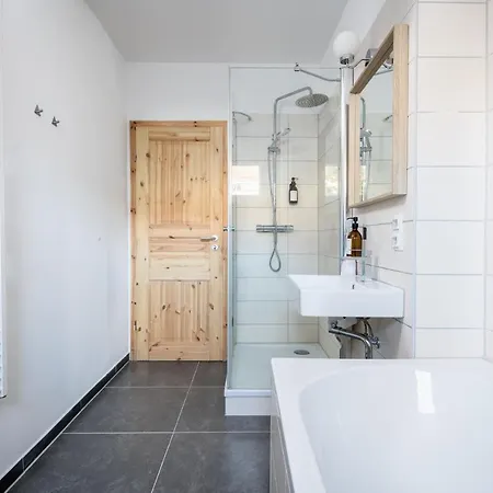 Ruhig Hell Wohnen Im Gruenen In Koepenick Fuesslaeufig Zum Wasser 25min Bis Flughafen Appartement