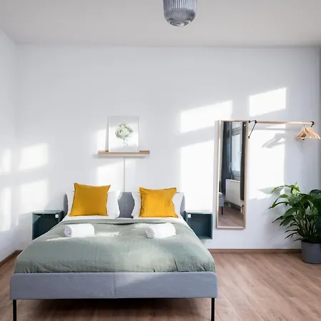 Ruhig Hell Wohnen Im Gruenen In Koepenick Fuesslaeufig Zum Wasser 25min Bis Flughafen 아파트 *